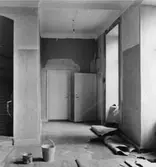 Trapphallen på 2 trappor. Dörren till höger till blivande
U.P.U.-rummet, och till vänster till över- postexpeditörens
tjänsterum. Fönster åt gården.