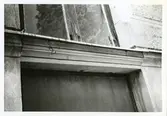 Köping sf, kv. Disa 2, Apotekshuset vid Stora torget.
Inför renoveringen 1985.
Del av fönsterlist på lilla huset på apotekshusets innergård ?