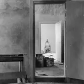 Expeditionslokaler på 2 trappor. Kanslibiträdets och intendentens
båda tjänsterum (i fonden), sett från vaktmästarens rum.