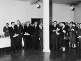 Vernissagepublik i f.d. Lagerlöfsalen. Längst till vänster i bakgrunden: byråsekreterare G Sundman. 2:e från vänster i främre
raden: tjeckiske ministern och bredvid honom (t.h.) ryske ambassadören Radionov. Till höger om pelaren i främre raden: redaktör Olle Cronsjö med fru.