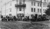 Blåbandsförbundskommittén vid sina bilar, 1920