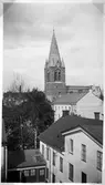 Nikolaikyrkan med Prästgården i förgrunden på Kyrkogatan, 1934 före