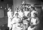 Hushållsskoleelever i kök, 1903