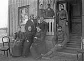 Familj på veranda på Härnevi gård i Uppland,1895 ca