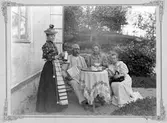 Kaffestund utanför husknuten på Härnevi gård, 1890 ca