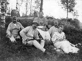 Familj i björkbacke vid Härnevi gård i Uppland, ca 1895