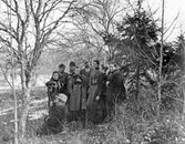 Familj i skogsdunge vid Härnevi gård, Uppland ca 1895