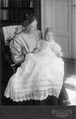 Mor med dotter i dopklänning, 1909