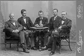 Fem män runt ett bord, 1890-tal