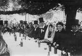 Brudpar med gäster  på Gällersta Forngård, 1927