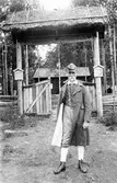 Johan Lindström Saxon i folkdräkt utanför Gällersta Forngård, 1927