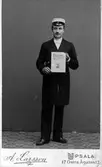 Student visar tidningen Polstjärnan, 1910-tal