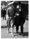Far och dotter på väg till riksdagens öppnande, Drottninggatan, Stockholm, 1920-tal