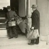 Magni Andersson, ett original från Stenbrohult, 1940.
I dörren till Spritbolaget, Norra Järnvägsgatan 10, Växjö (?).