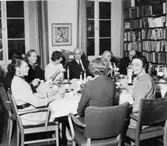 Postmuseets personal samlad i intendentens tjänsterum på 2 trappor.
Från vänster: fru Paija Smidt, bankavdelningen, fru Gurli Carlsson,
överpostexpeditör Ingegerd Holmberg, Votele Org, fru Britt Burman
(med ryggen mot kameran), fröken Elsa Olsson, intendent G. Stenerudh
samt överpostexpeditören Majken Cederberg-Olsson.