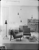 MÖBELUTSTÄLLNING I ATELJÉ, STOL HÄNGANDE, TRUMPET