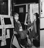 Skolungdom på besök under sport- lovsveckan. Hästdiligensen från
1880-talet, på nedre botten, granskas invändigt.