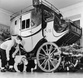 Skolungdom på besök under sport- lovsveckan. Hästdiligensen från
1880-talet, på nedre botten, är utsatt för ett intensivt studium.