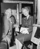 Mr W. O´Dea, Curator, Science Museum i London, tillsammans med
Fil.lic. Aina Stenklo, Berslagens Museum, Falun, i 1860-års
hästdiligens på nedre botten.