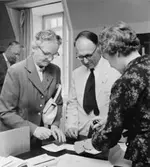 I moderna postkontoret, 2 trappor upp, stämplar överpostexpeditör
Gunnel Jönsson brev åt Mr C.J. Scott, Curator, City Museum, Coventry
och fru Nagler, maka till doktor J. Nagler, Wien. I fonden skymtar
Museumsdirektör A. Östby, Jernbanemuseet, Hamar.