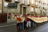 Parad längst Rudbecksgatan vid Risbergska skolan 10-årsjubileum, november 1981