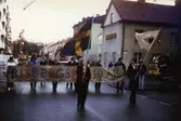 Parad med fanbärare vid Risbergska skolans 10-årsjubileum, november 1981