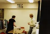Utställning av arbets-och fritidskläder på Risbergska skolan, november 1981