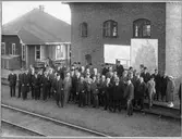 Malmbanans elektrifiering. Statstjänstemän med flera fotograferade framför ställverk IV på Svartön, under besiktningsresan Svartön - Riksgränsen - Narvik.
