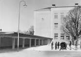 Elever utanför Vasaskolan, 1950-tal