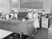 Elever har hemkunskap på Vasaskolan, 1950-tal