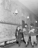 Elever i korridoren på Vasaskolan, 1950-tal