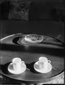 FRUKOSTBRICKOR MED DEKORERADE OCH ENFÄRGADE KOPPAR