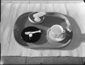 FRUKOSTBRICKOR MED DEKORERADE OCH ENFÄRGADE KOPPAR