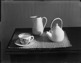 FRUKOSTBRICKOR MED DEKORERADE OCH ENFÄRGADE KOPPAR