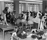 Svängrummet är knappt men pausgymnastiken ändå mycket uppskattad.
Bokföringsavdelning GBB, våningen 2 trappor.