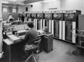 I förgrunden IBM 1460. T h IBM 729 och i fonden IBM 1411. Fönster
mot öster.