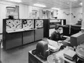 I förgrunden t.h. IBM 1460. T.v. IBM 1011 och t.h. i fonden optisk
läsare IBM 1418 (?). Fönster mot väster.