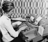 Girobokföringen. Arbete vid bokföringsmaskin Addo 2000. På avdelningen fanns 100 st.