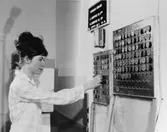 Girobokföringen. Brickskåp. Närvarokontroll skedde genom att var och en tog sin nummerbricka vid jobbets början. På ett bestämt klockslag stängdes skåpet.