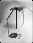 DIVERSE FÖREMÅL PISTOL. HATTMÄRKEN, SKYDDSKLÄDER MM