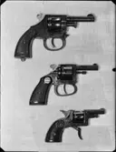 DIVERSE FÖREMÅL PISTOL. HATTMÄRKEN, SKYDDSKLÄDER MM