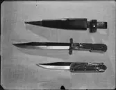 DIVERSE FÖREMÅL PISTOL. HATTMÄRKEN, SKYDDSKLÄDER MM