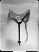 DIVERSE FÖREMÅL PISTOL. HATTMÄRKEN, SKYDDSKLÄDER MM