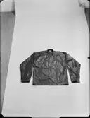 DIVERSE FÖREMÅL PISTOL. HATTMÄRKEN, SKYDDSKLÄDER MM