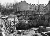 Stenar på tomten där polishuset ska byggas, 1955-04-29