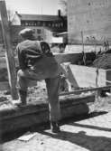 Byggarbetare vid blivande polishuset, 1955-04-29