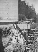 Byggställning och stege då polishuset byggs, 1955-04-29