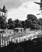 Stortorget fullt med byggmaterial när polishuset byggs, 1955-07-29