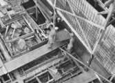 Byggarbetare med skottkärra till polishusets bygge, 1955-10-28