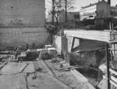 Byggarbetare jobbar med virke till polishusbygget, 1956-03-13